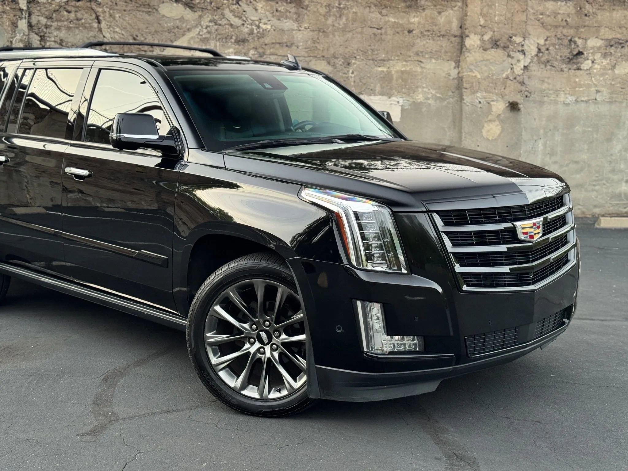 Used 2020 Cadillac Escalade ESV Premium Luxury w/ Escalade Sport Edition AWD/4WD image 3