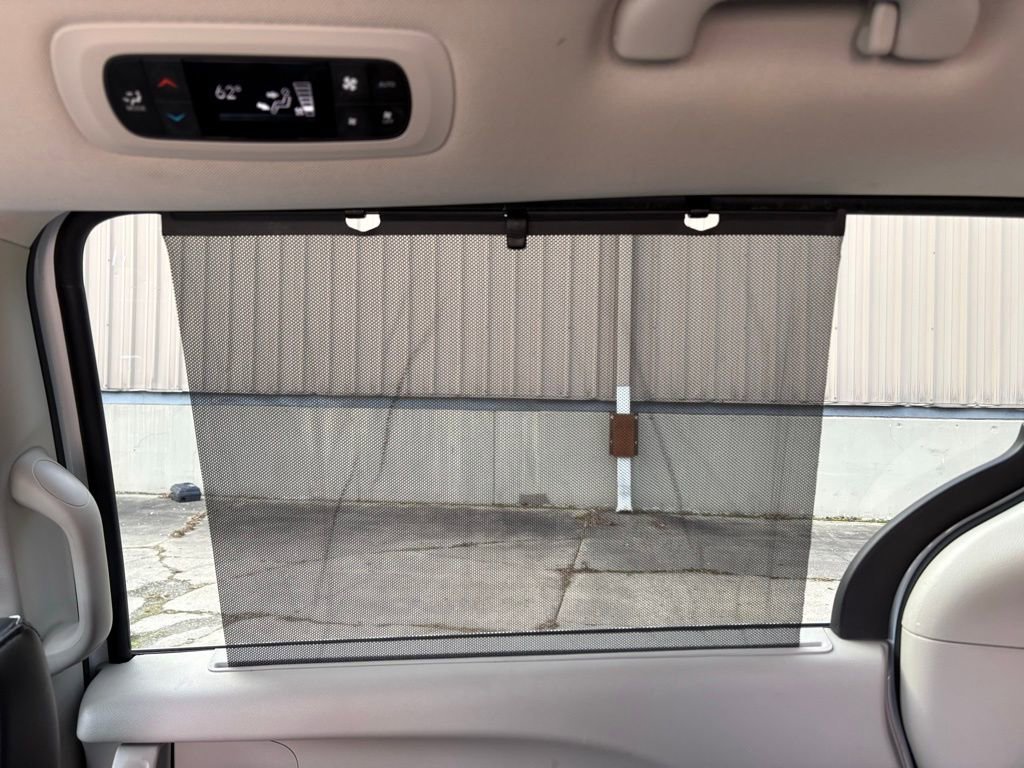 Used 2023 Chrysler Pacifica Touring-L image 45