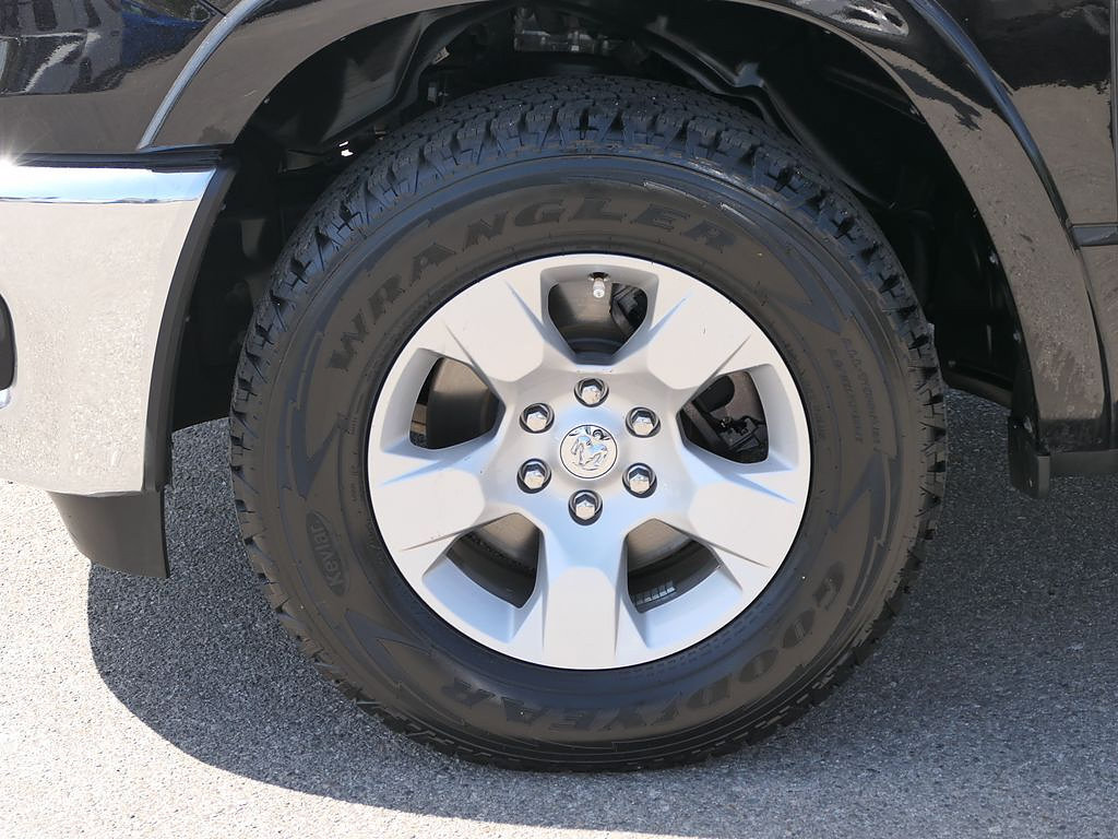 Used 2025 RAM 1500 Big Horn AWD/4WD image 9
