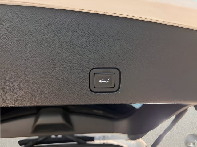 Certified 2024 Cadillac XT6 Luxury w/ LPO, Floor Liner Package AWD/4WD image 23