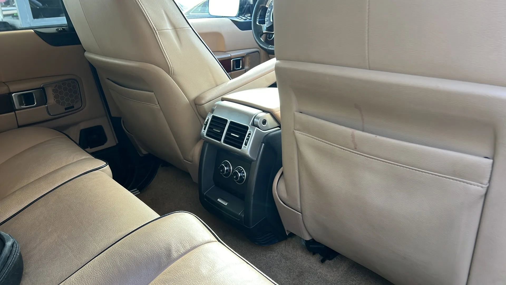 Used 2010 Land Rover Range Rover HSE image 30