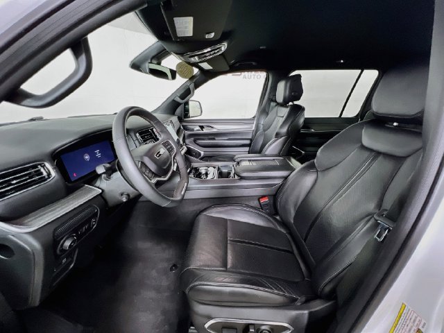 Used 2024 Jeep Wagoneer L Series II w/ Flexible Seating Group AWD/4WD image 10
