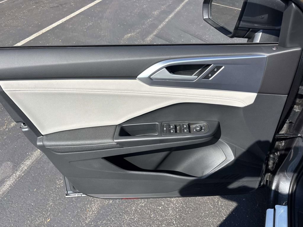 New 2025 Volkswagen Taos SE image 11