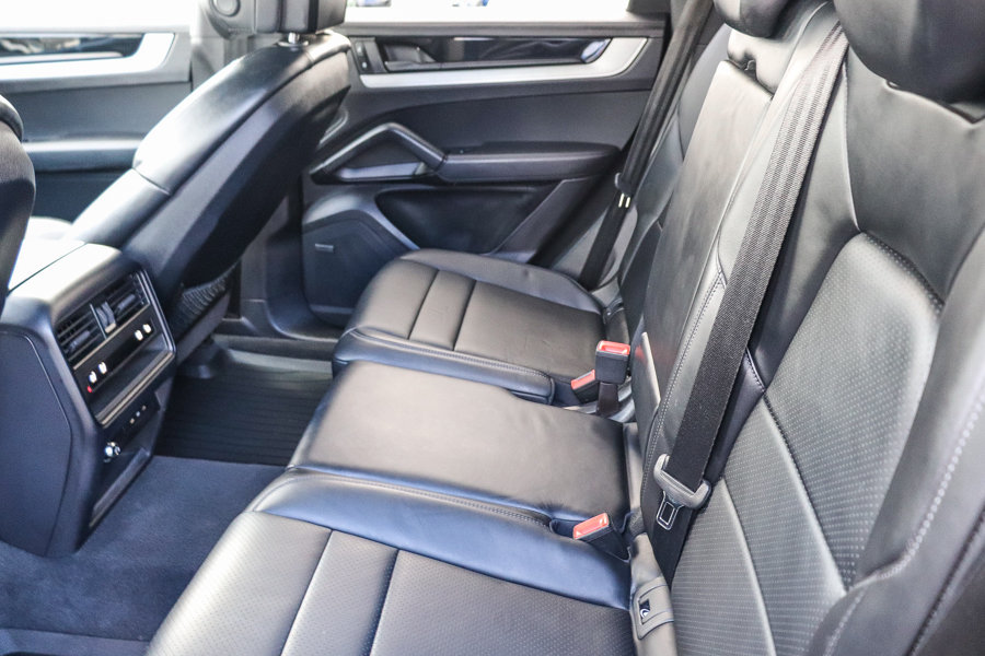 Used 2024 Porsche Cayenne AWD/4WD image 19