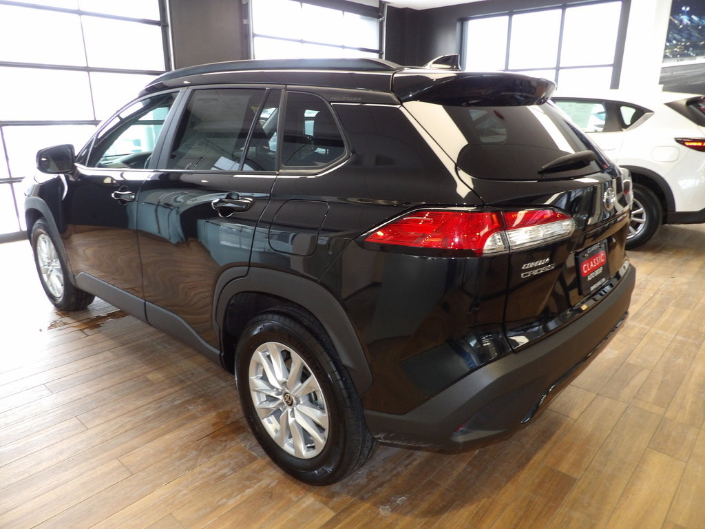 Used 2025 Toyota Corolla Cross LE image 8