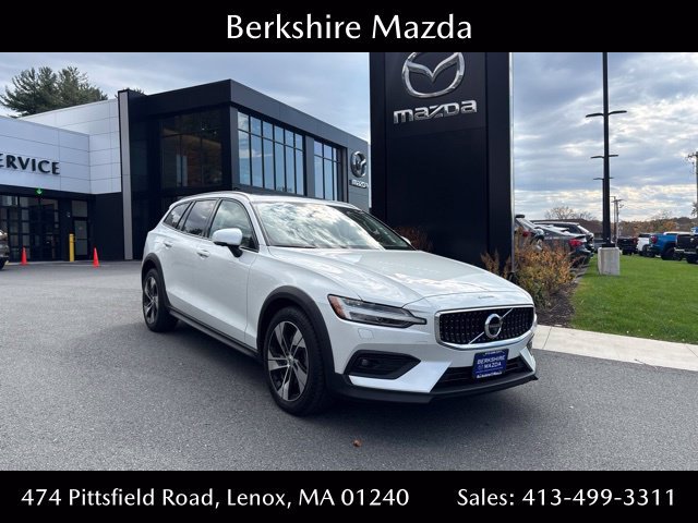 Used 2022 Volvo V60 T5 Cross Country AWD/4WD image 1