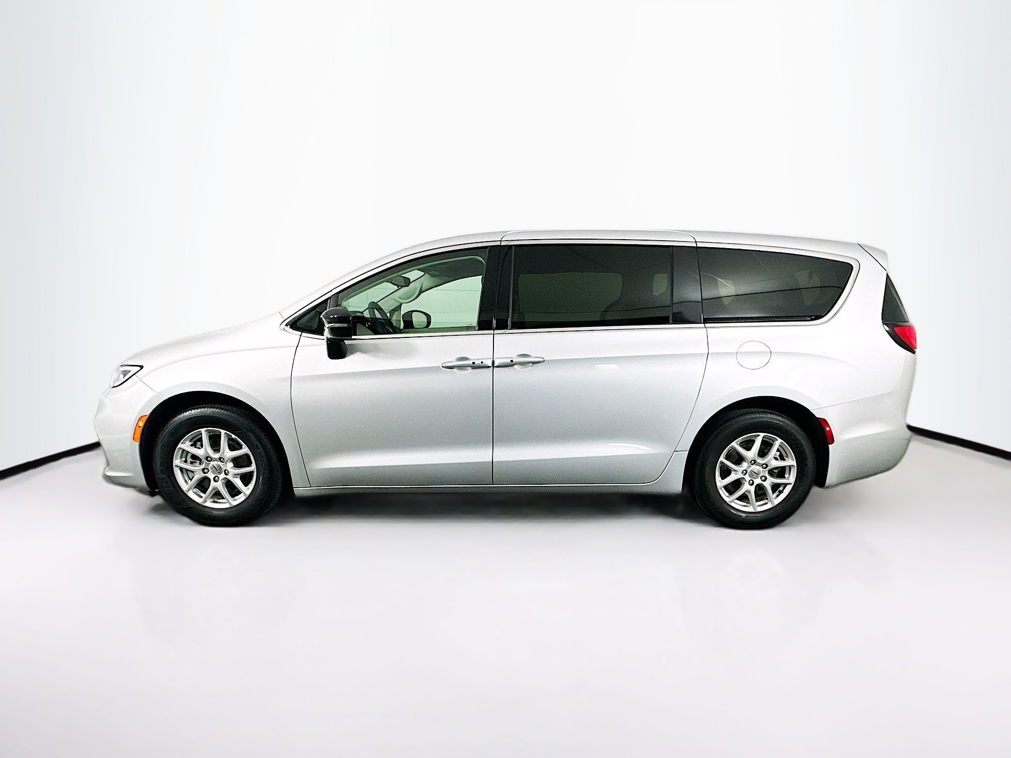 Used 2024 Chrysler Pacifica Touring-L image 4