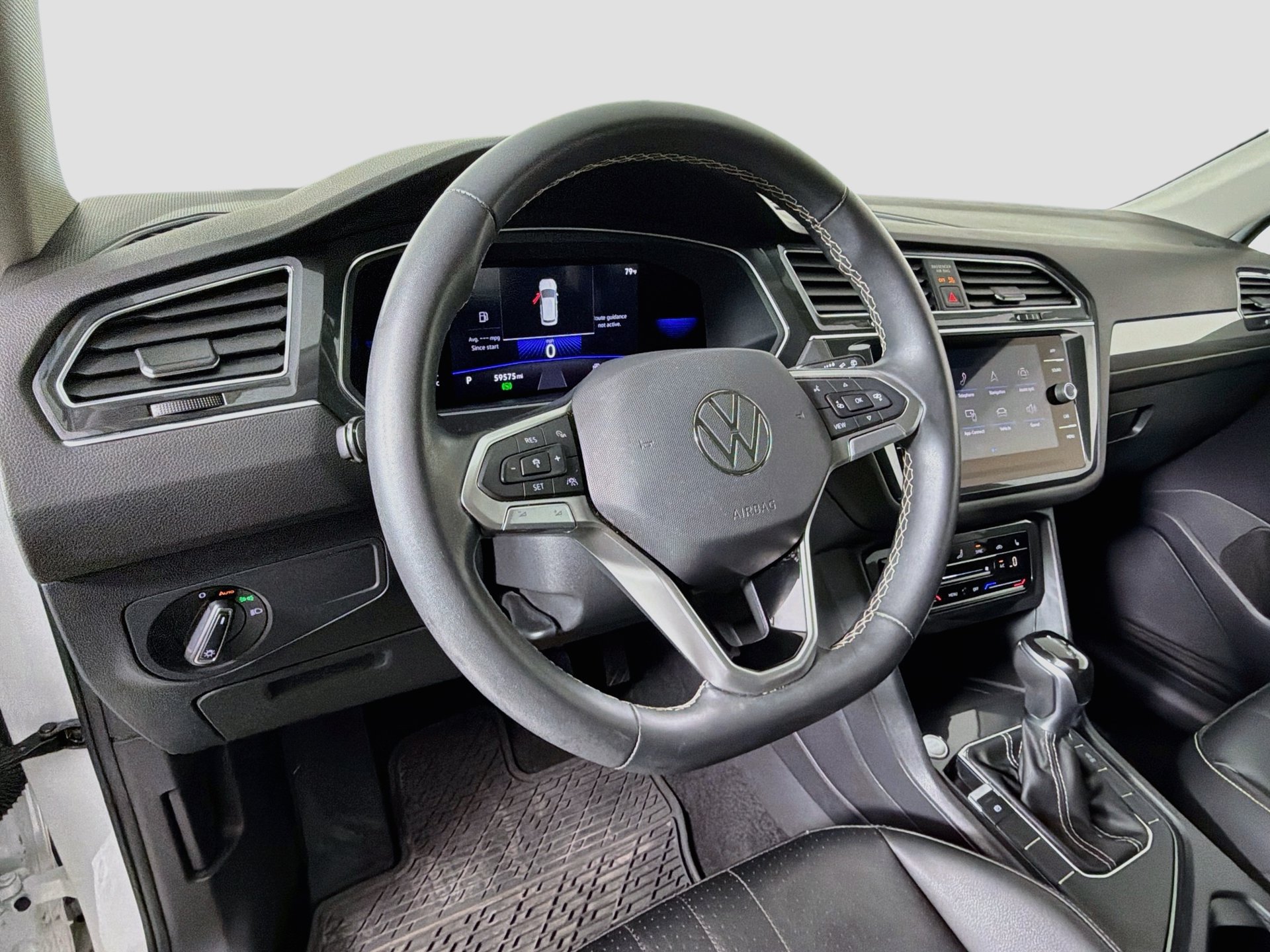 Used 2022 Volkswagen Tiguan SE w/ Panoramic Sunroof Package FWD image 11