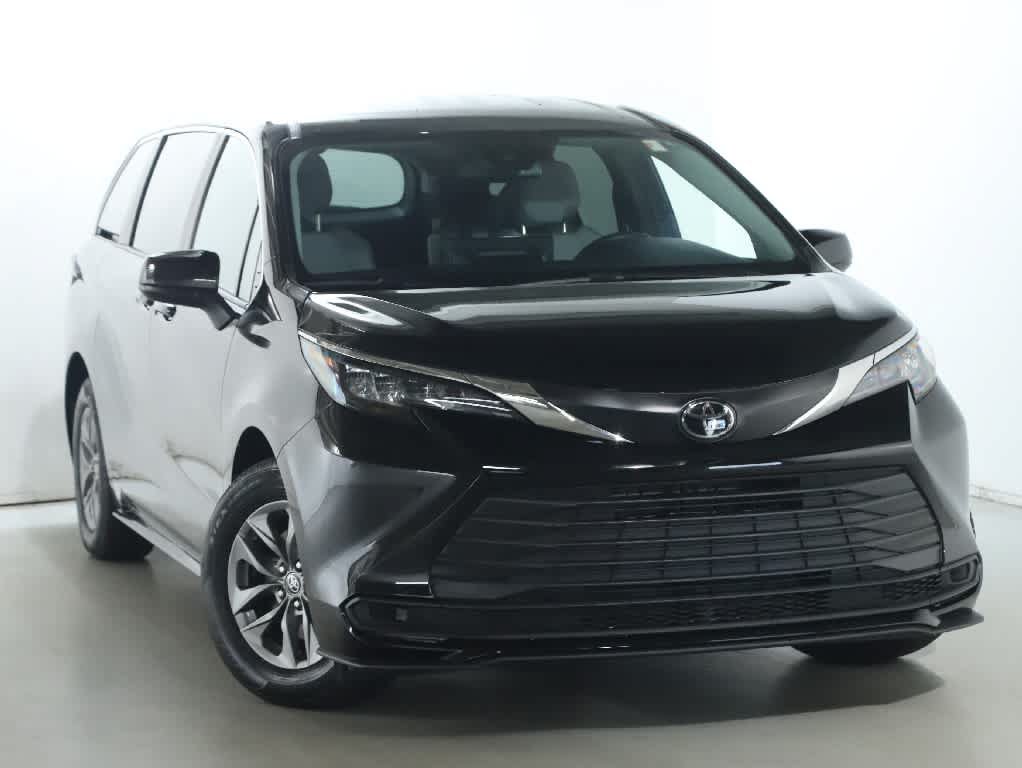 Certified 2026 Toyota Sienna LE AWD/4WD image 2
