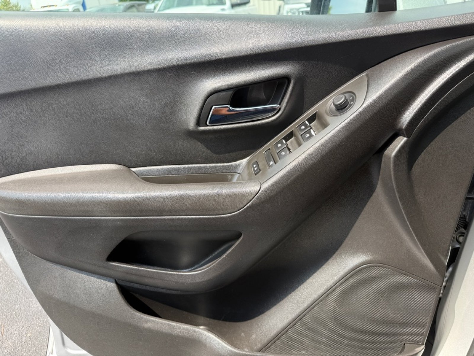 Used 2017 Chevrolet Trax LT w/ LT Convenience Package AWD/4WD image 31
