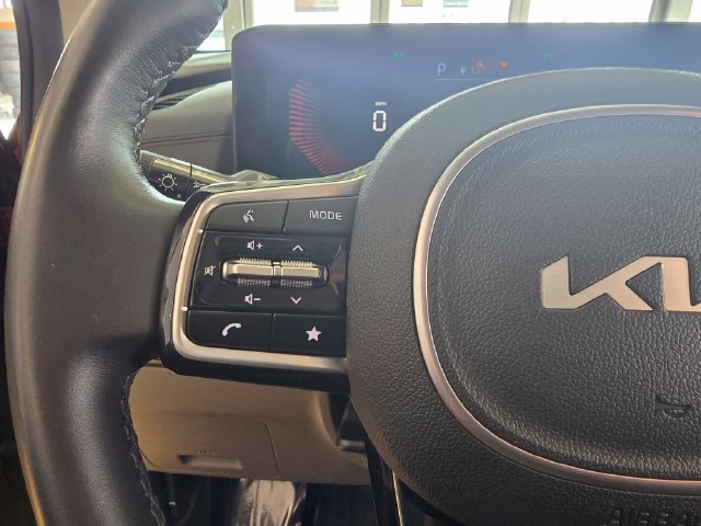 Used 2025 Kia Carnival FWD image 28
