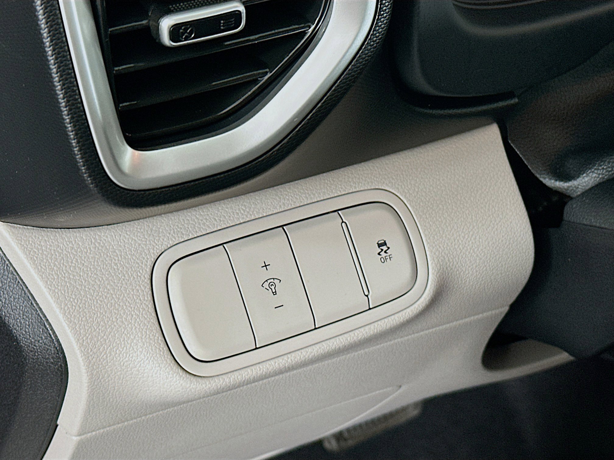 Used 2025 Hyundai Venue SEL image 17