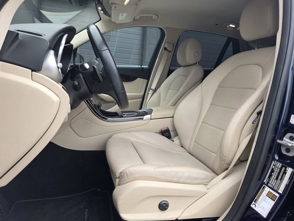 Used 2022 Mercedes-Benz GLC 300 w/ Premium Package Lite image 11