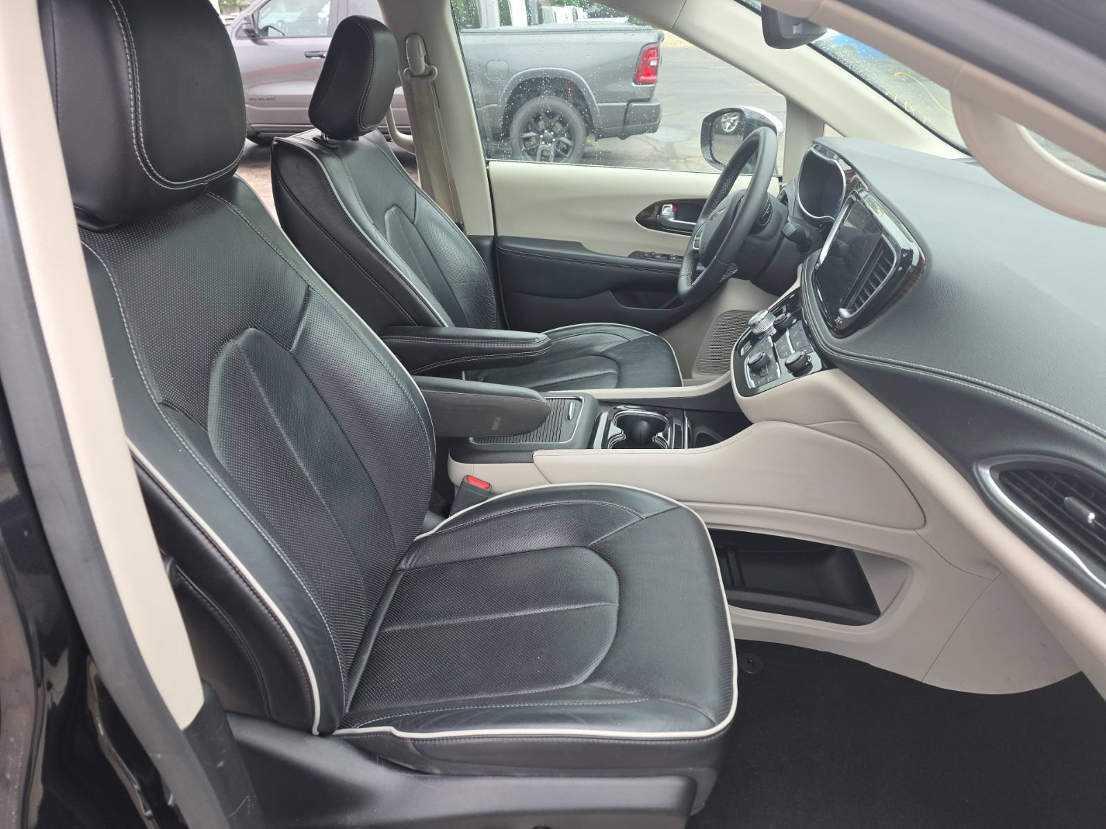Used 2023 Chrysler Pacifica Limited FWD image 13