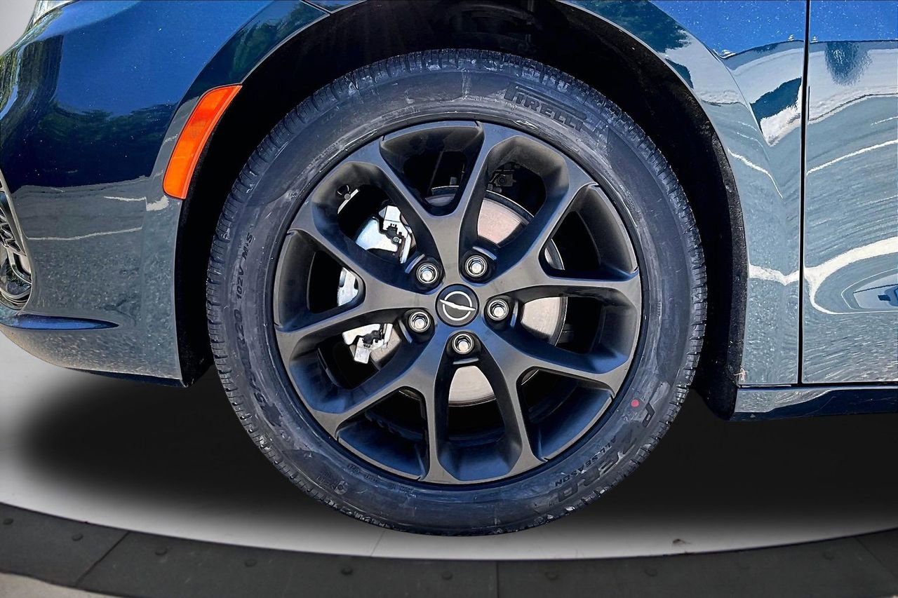 Used 2025 Chrysler Pacifica Limited FWD image 30