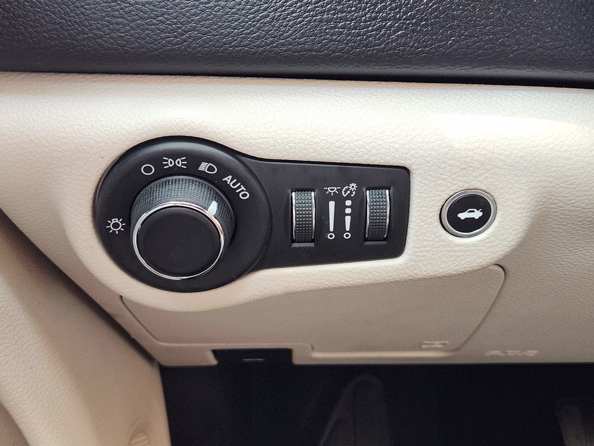 Used 2017 Chrysler 200 Limited Platinum FWD image 40
