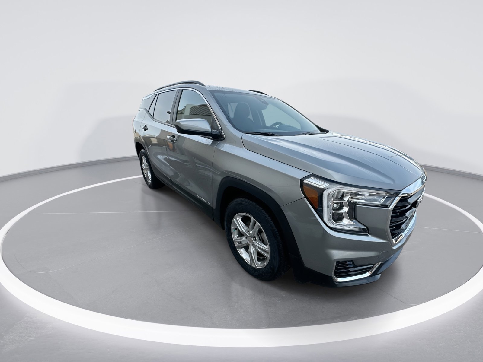 Used 2023 GMC Terrain SLE w/ Driver Convenience Package FWD image 2