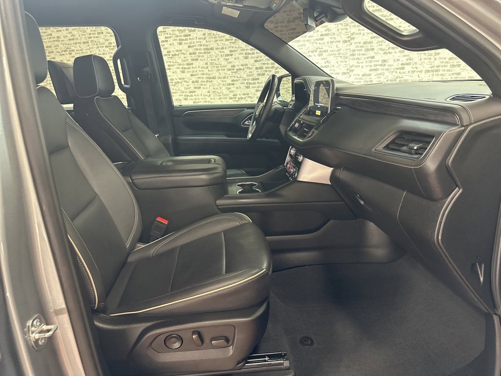 Used 2024 GMC Yukon XL SLT w/ SLT Luxury Package image 11