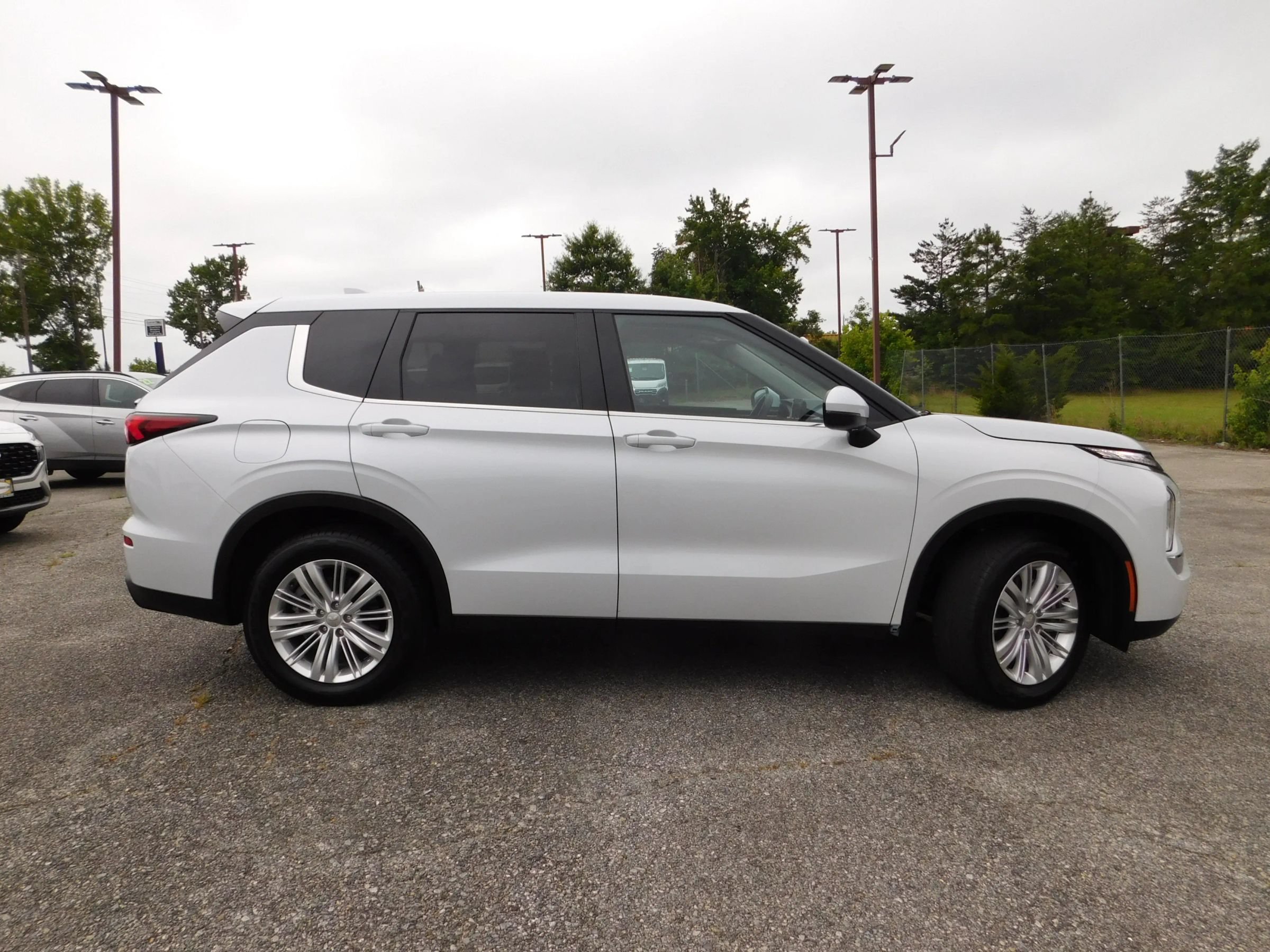 Used 2024 Mitsubishi Outlander ES AWD/4WD image 4