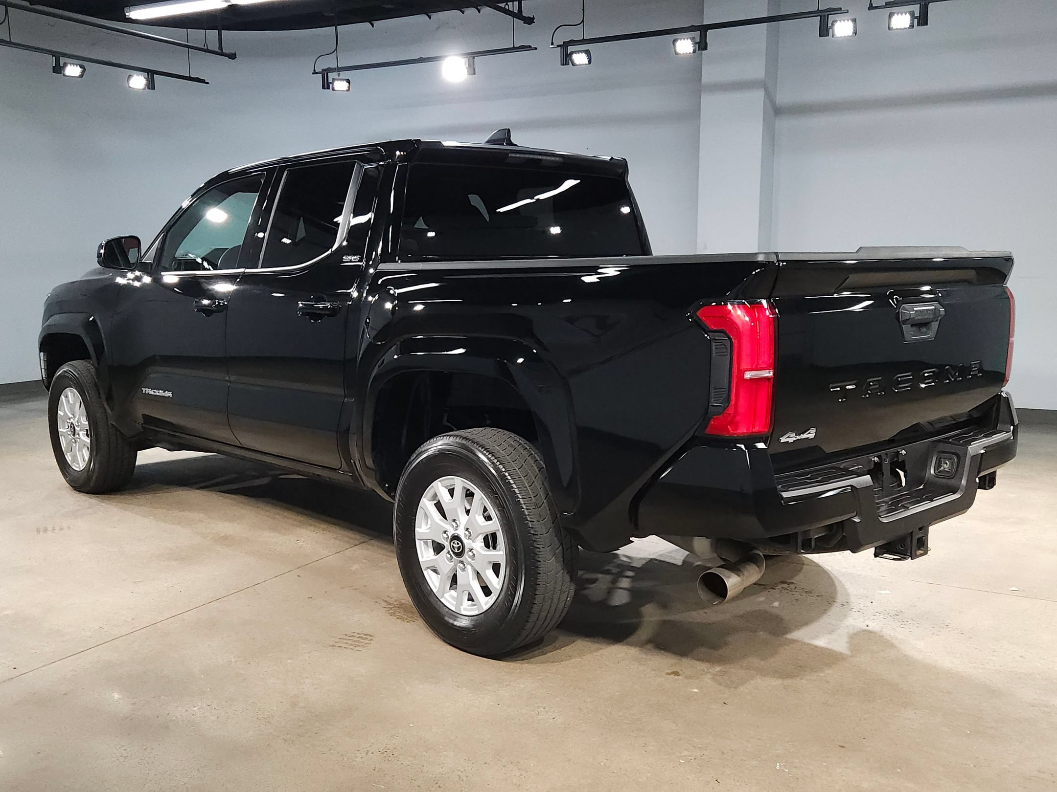 Used 2025 Toyota Tacoma SR5 AWD/4WD image 5