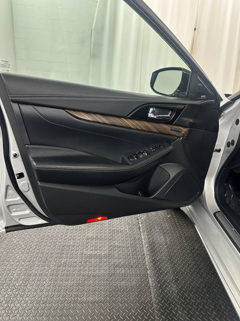 Used 2017 Nissan Maxima Platinum FWD image 8