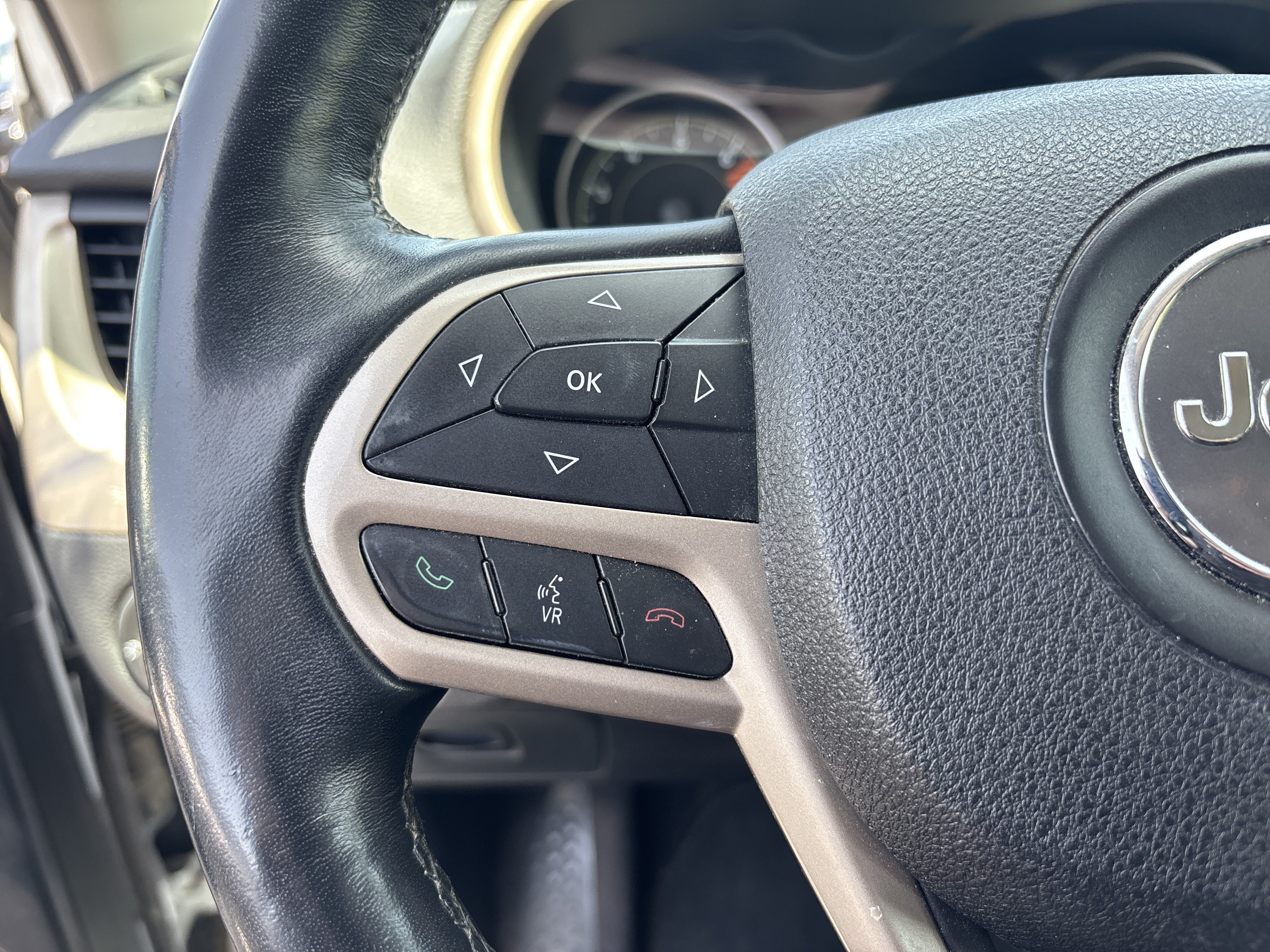 Used 2017 Jeep Cherokee Limited w/ Luxury Group FWD image 14