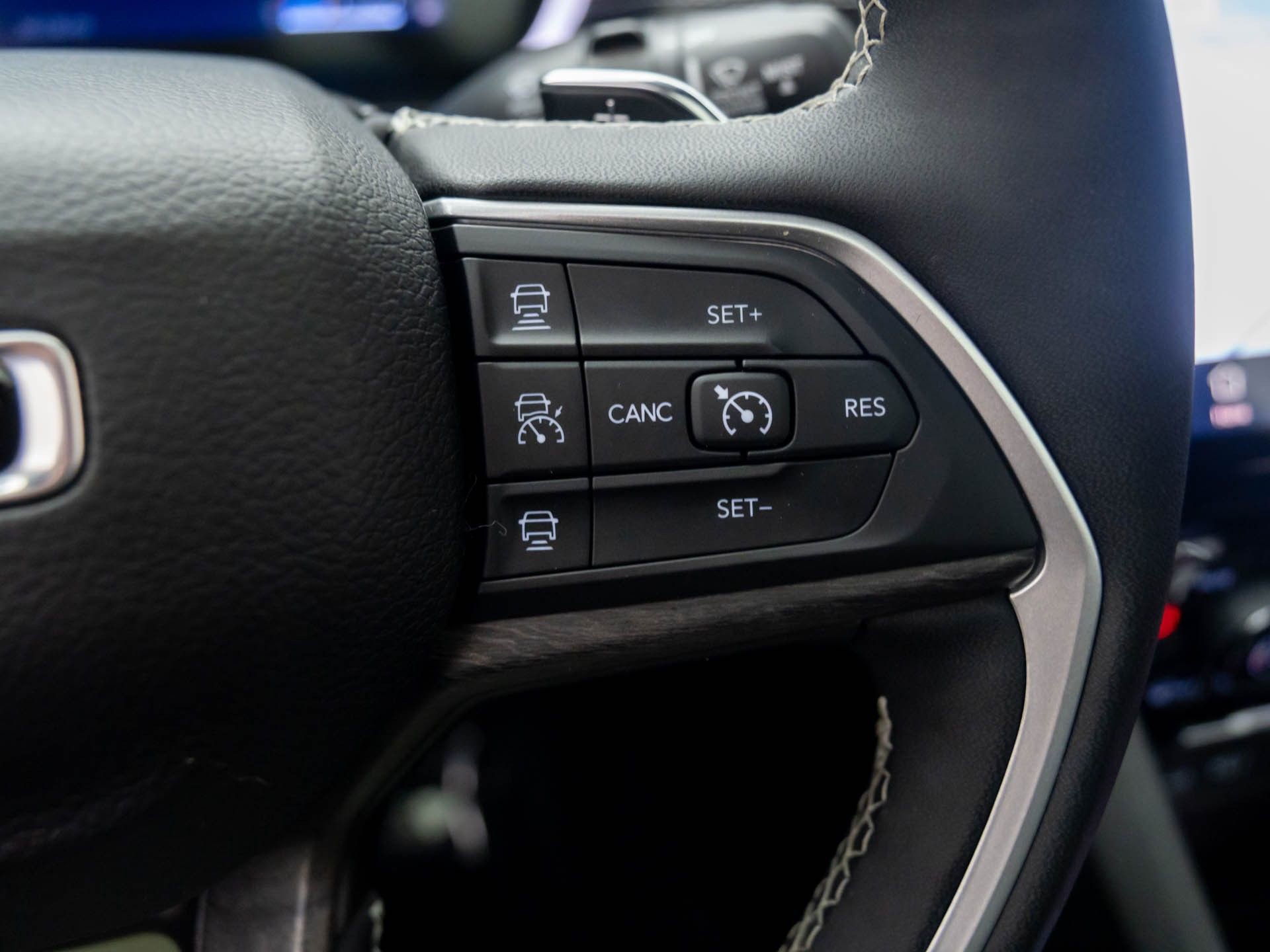 Used 2024 Jeep Grand Cherokee L Limited w/ Black Appearance Package image 27