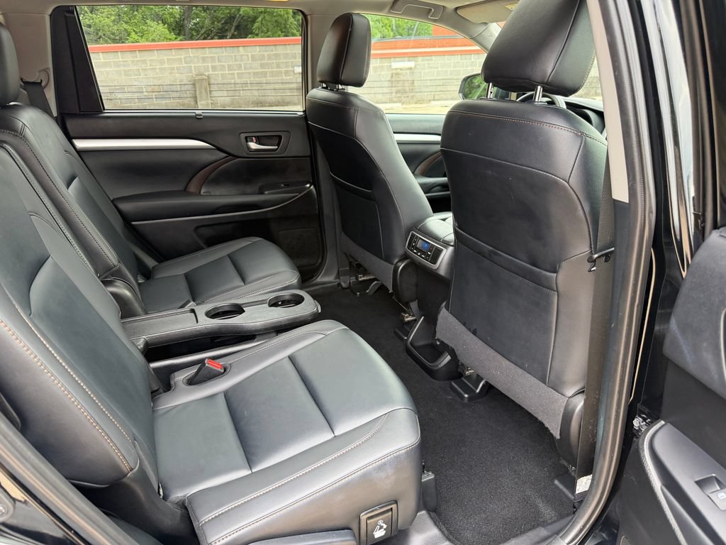 Used 2019 Toyota Highlander XLE AWD/4WD image 25