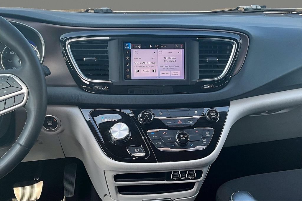 Used 2022 Chrysler Voyager LX FWD image 5