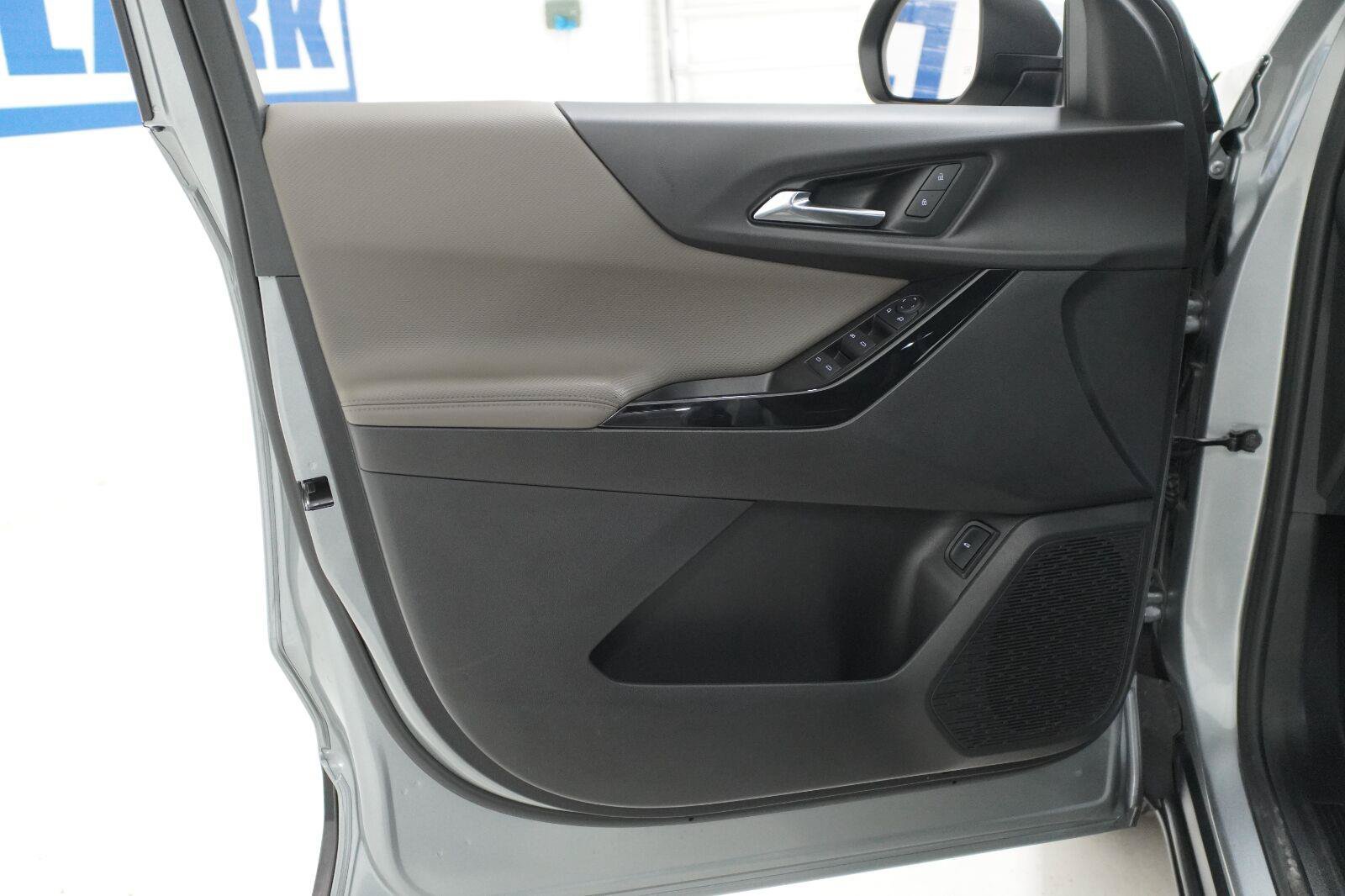 Used 2025 Chevrolet Equinox LT w/ Convenience Package II FWD image 18