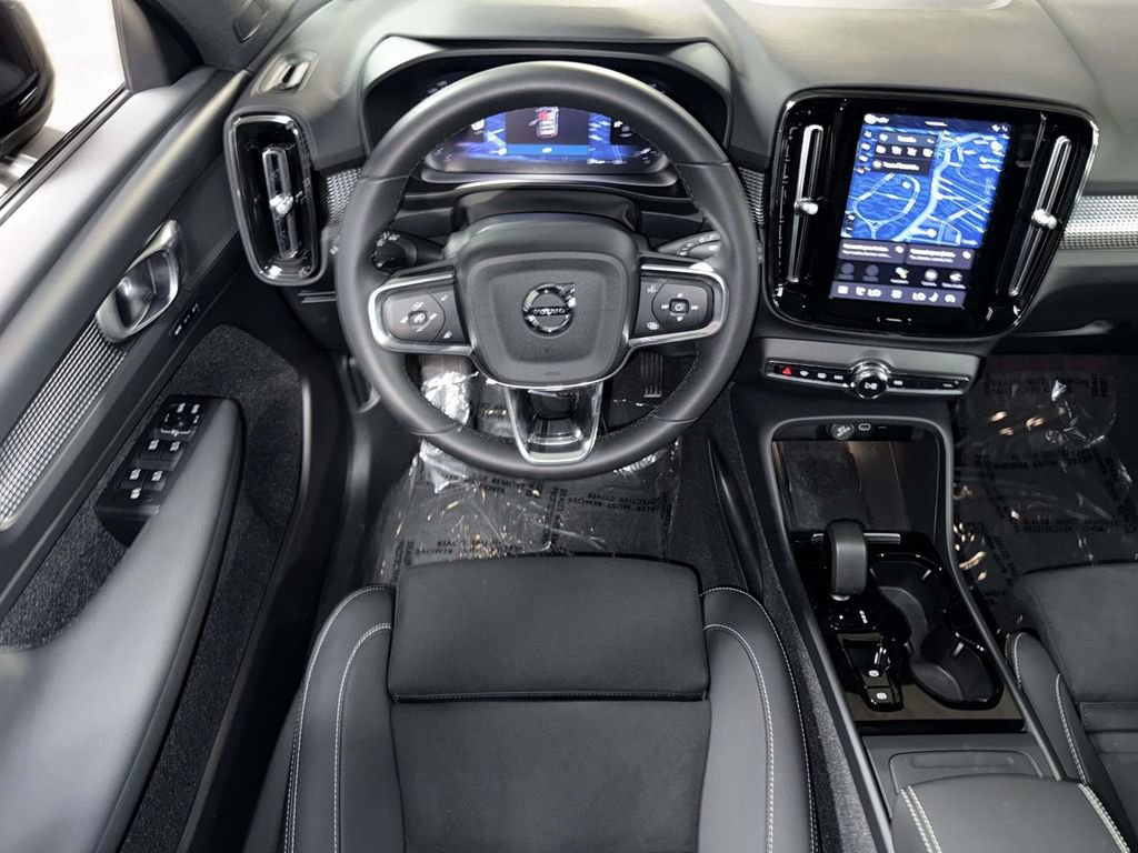 Used 2023 Volvo XC40 B5 Plus w/ Climate Package AWD/4WD image 4