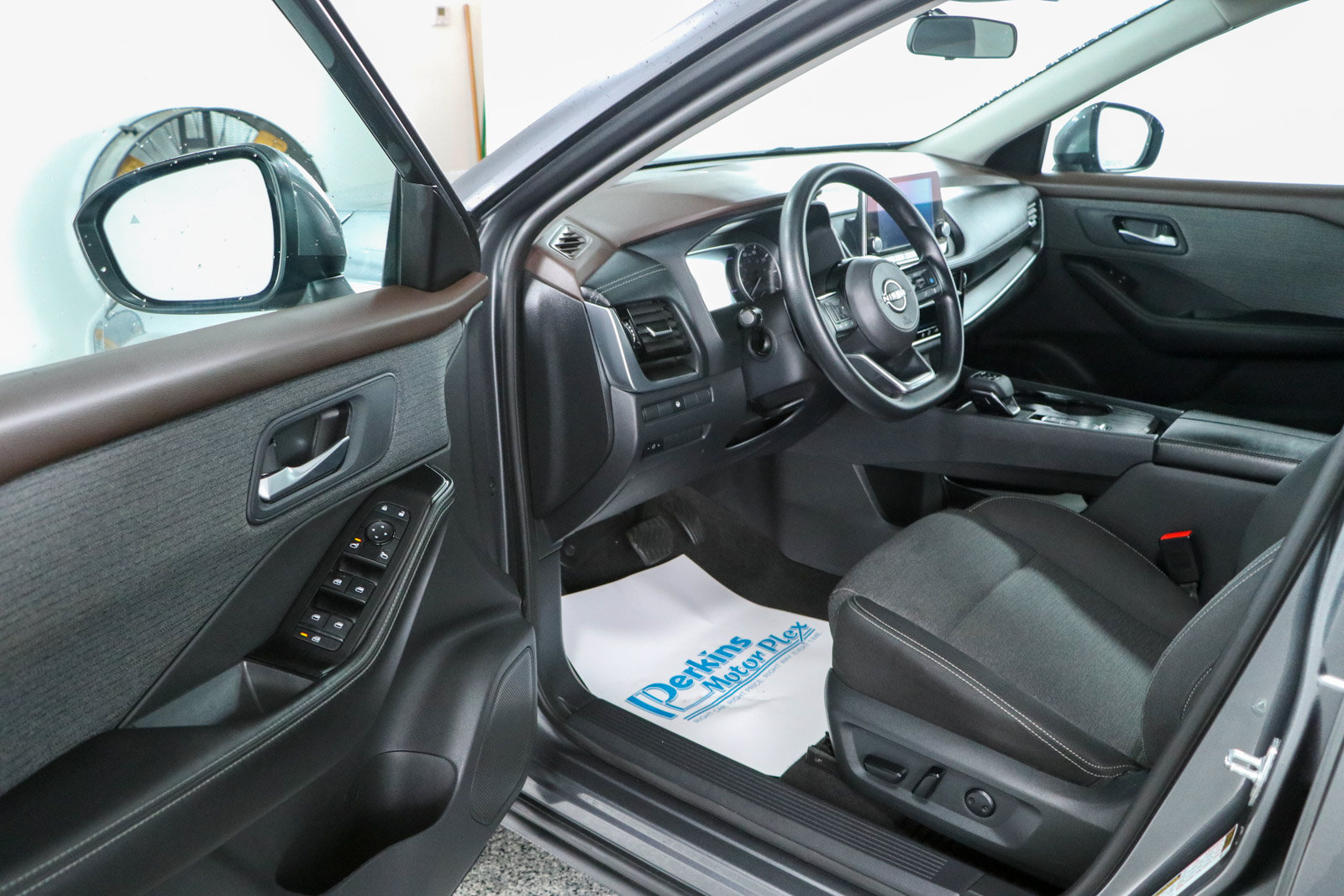 Used 2023 Nissan Rogue SV FWD image 3