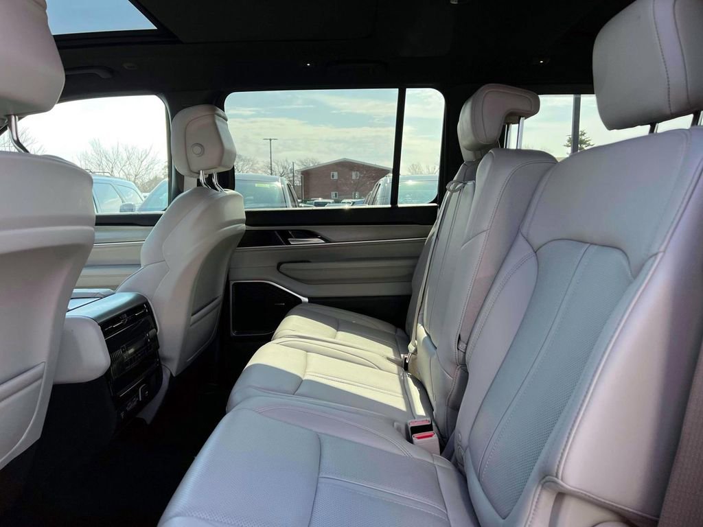 Certified 2025 Jeep Wagoneer 4WD w/ Premium Group I image 11