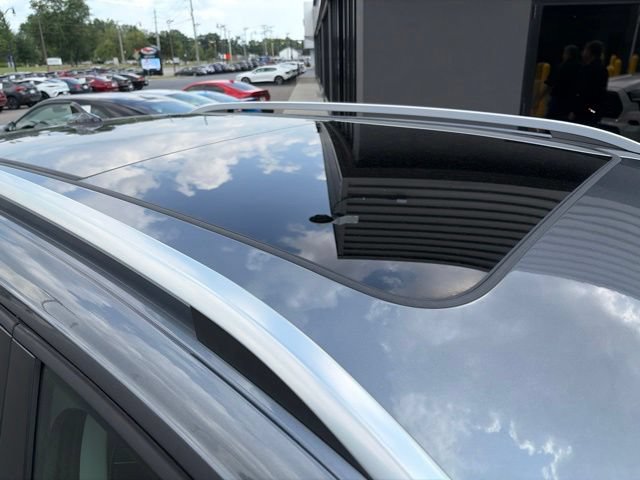 Used 2023 Volkswagen Taos SE w/ Panoramic Sunroof Package FWD image 4