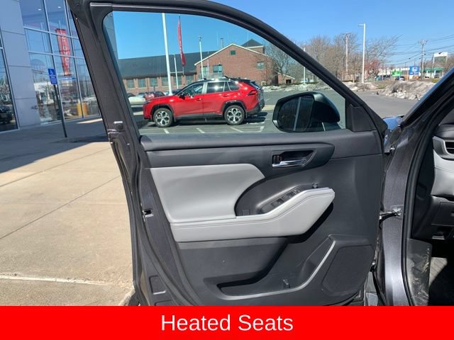 Used 2022 Toyota Highlander XLE AWD/4WD image 12