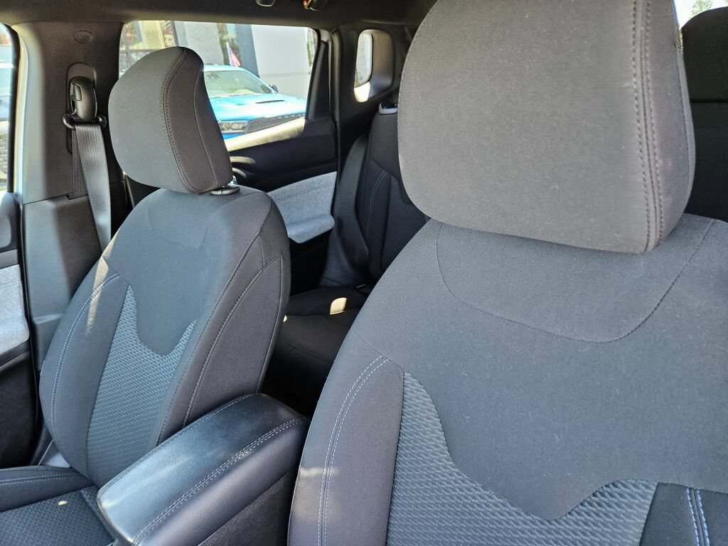 Used 2025 Jeep Compass Sport AWD/4WD image 17