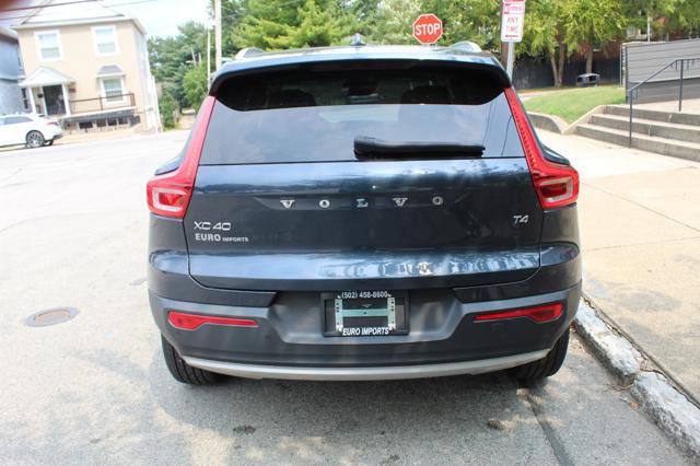 Used 2021 Volvo XC40 T4 Momentum image 5