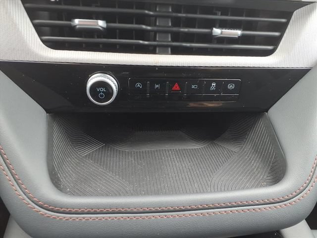 Used 2025 Ford Explorer Active AWD/4WD image 25