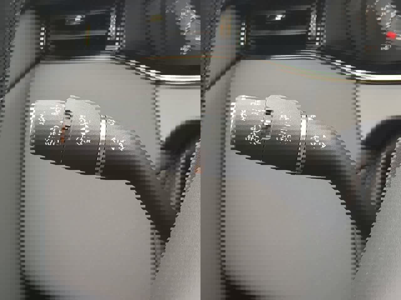 Certified 2025 Land Rover Range Rover Evoque Dynamic SE image 29