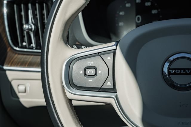 Used 2021 Volvo XC60 T5 Momentum w/ Advanced Package image 28