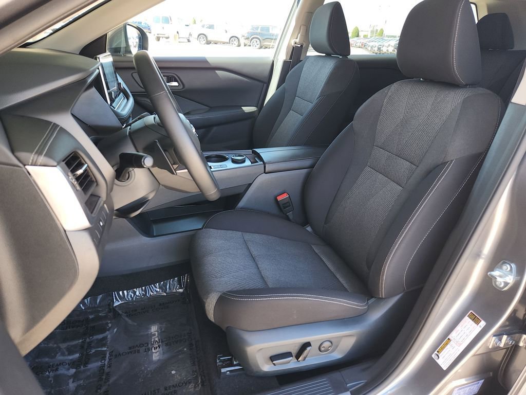 Used 2025 Nissan Rogue SV image 12