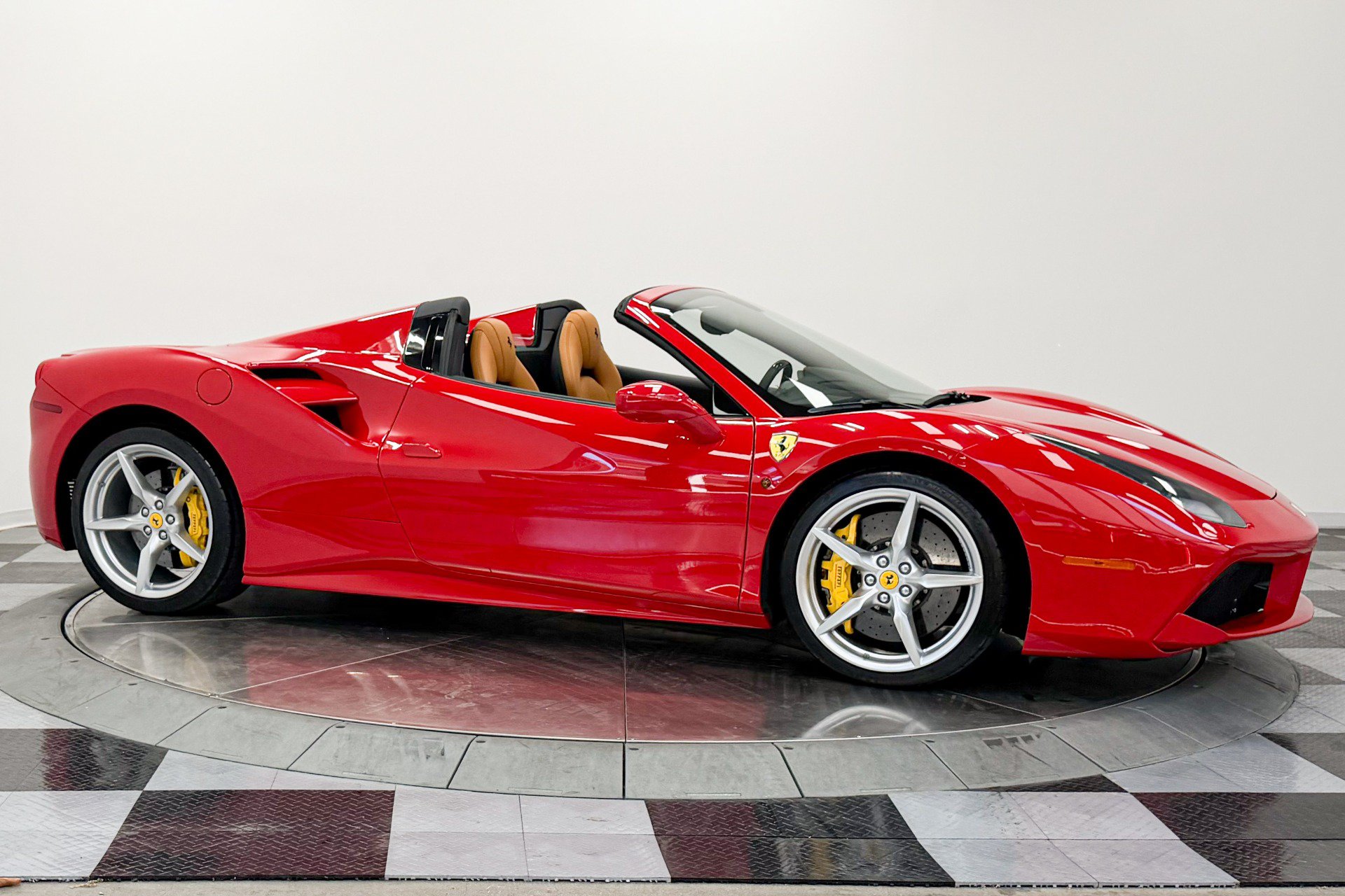 Used 2018 Ferrari 488 Spider RWD image 33