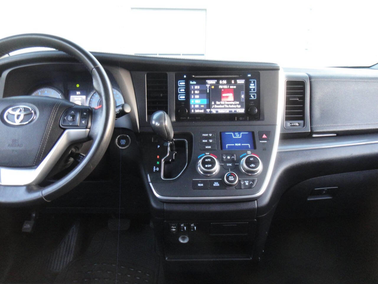Used 2016 Toyota Sienna SE Premium image 11