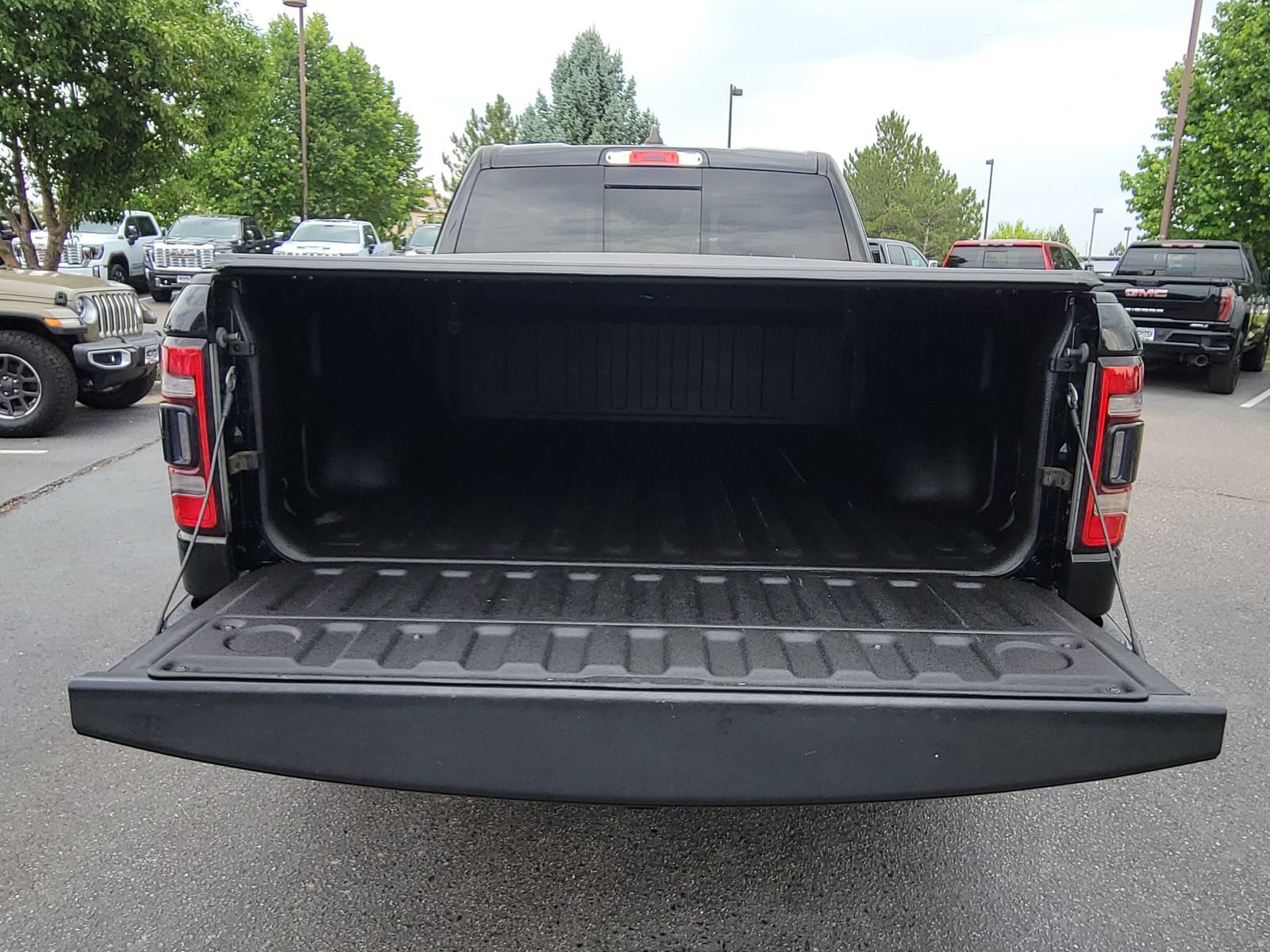 Used 2020 RAM 1500 Limited w/ Black Appearance Package AWD/4WD image 14