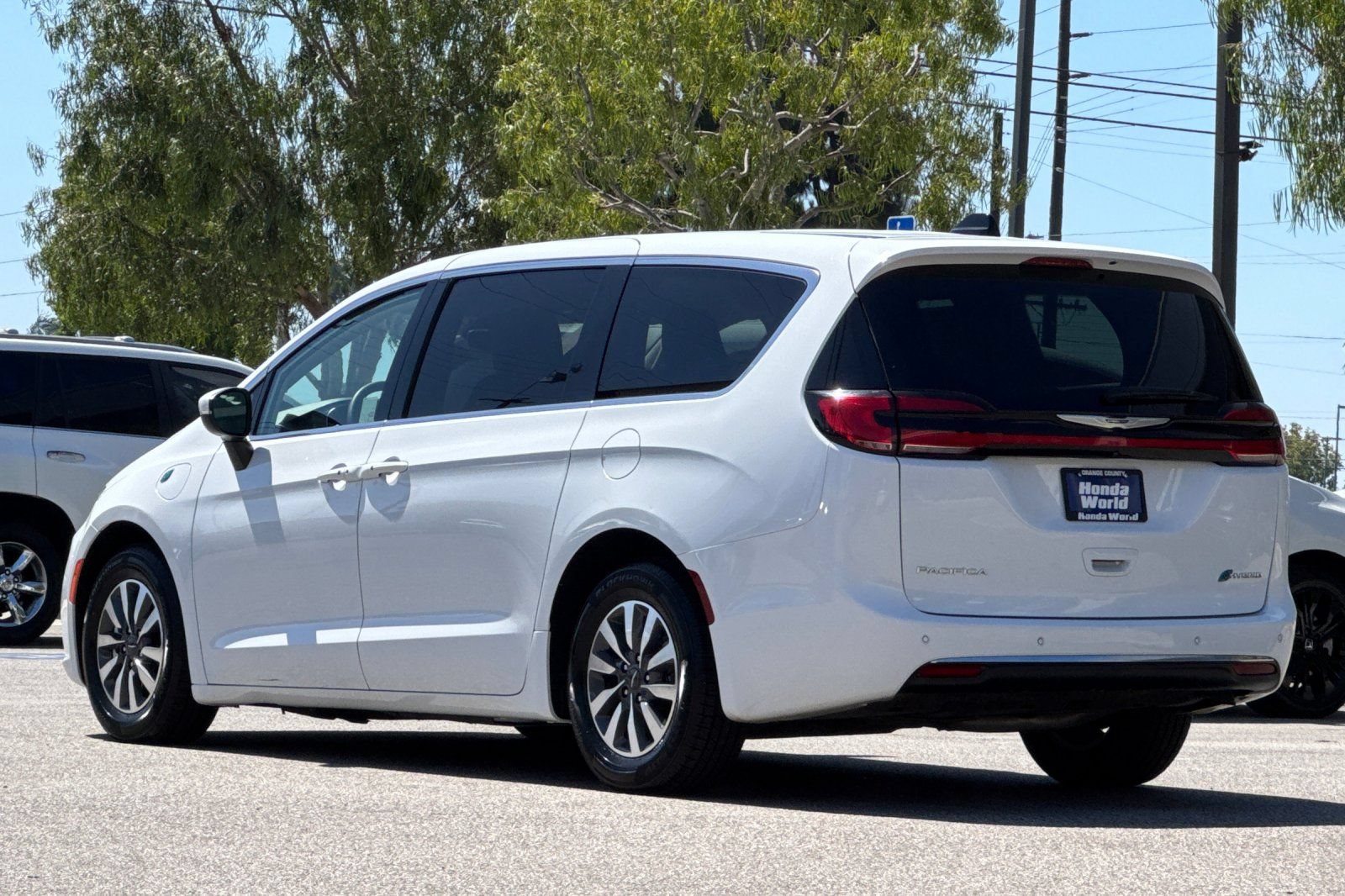 Used 2023 Chrysler Pacifica Touring-L FWD image 6