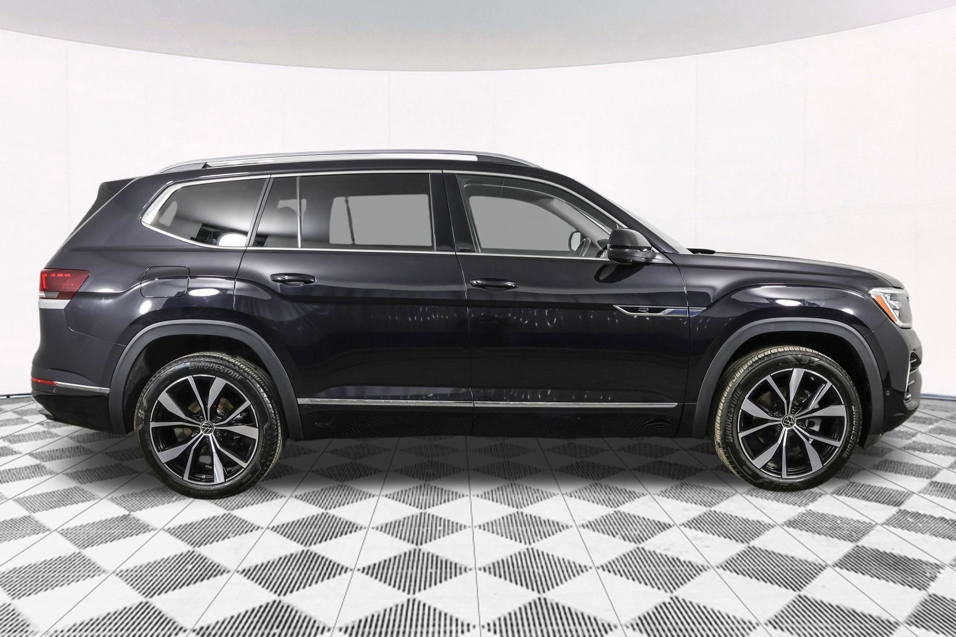 Used 2024 Volkswagen Atlas SEL Premium R-Line image 17