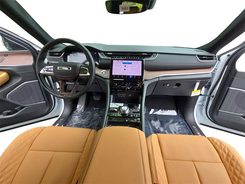 New 2025 Jeep Grand Cherokee Summit w/ Luxury Tech Group V image 9