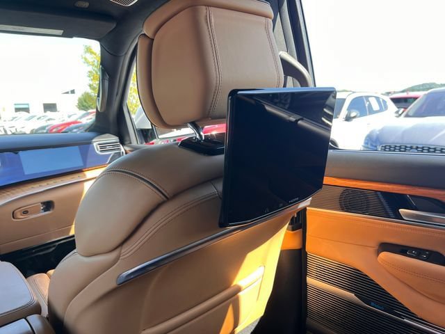 Used 2022 Jeep Grand Wagoneer Series III w/ Rear Seat Video Group 1 AWD/4WD image 32