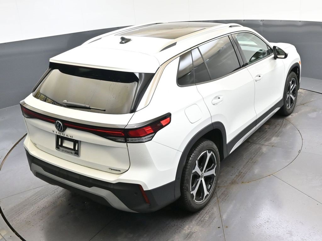 Used 2025 Volkswagen Tiguan SE w/ Panoramic Sunroof Package image 48