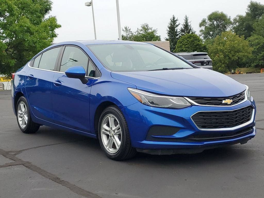 Used 2018 Chevrolet Cruze LT w/ Sun And Sound Package FWD image 2